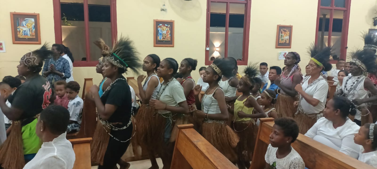 Tarian persembahan salah satu etnis pada perayaan Kamis Putih – Surya Papua/Frans Kobun