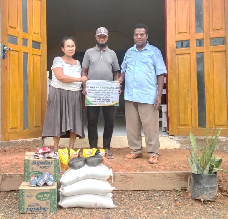 Bantuan yang diserahkan TSE Group kepada masyarakat pada moment Paskah – Surya Papua/IST