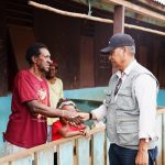 Penyerahan bingkisan Paskah kepada masyarakat di Kabupaten Boven Digoel – Surya Papua/IST
