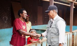 Penyerahan bingkisan Paskah kepada masyarakat di Kabupaten Boven Digoel – Surya Papua/IST