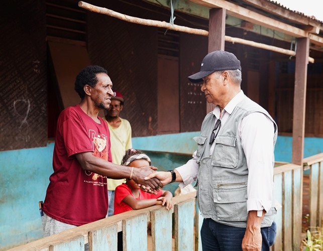 Penyerahan bingkisan Paskah kepada masyarakat di Kabupaten Boven Digoel – Surya Papua/IST