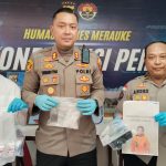 Kapolres Merauke, AKBP Leonardo Yoga didampingi Kasat Narkoba serta Kasi Humas menunjuk barang bukti sabu-sabu yang diamankan – Surya Papua/Frans Kobun