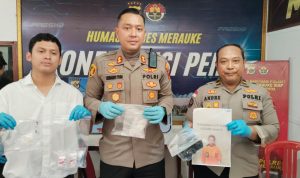 Kapolres Merauke, AKBP Leonardo Yoga didampingi Kasat Narkoba serta Kasi Humas menunjuk barang bukti sabu-sabu yang diamankan – Surya Papua/Frans Kobun
