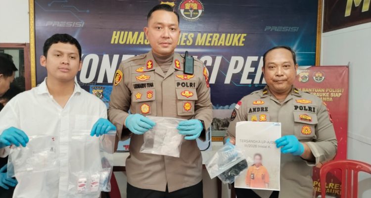 Kapolres Merauke, AKBP Leonardo Yoga didampingi Kasat Narkoba serta Kasi Humas menunjuk barang bukti sabu-sabu yang diamankan – Surya Papua/Frans Kobun