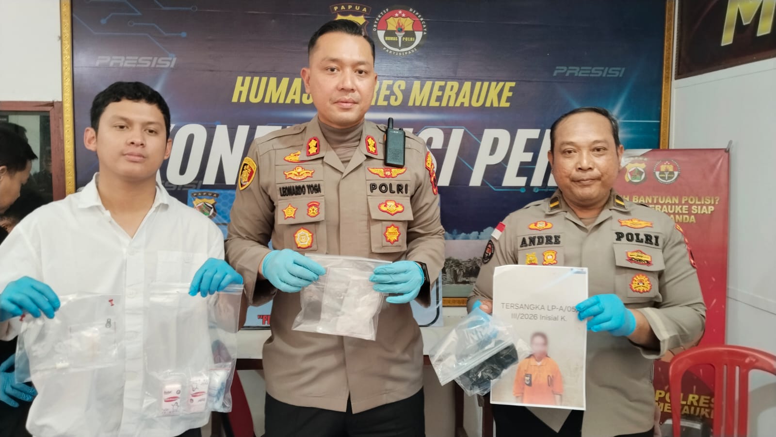 Kapolres Merauke, AKBP Leonardo Yoga didampingi Kasat Narkoba serta Kasi Humas menunjuk barang bukti sabu-sabu yang diamankan – Surya Papua/Frans Kobun