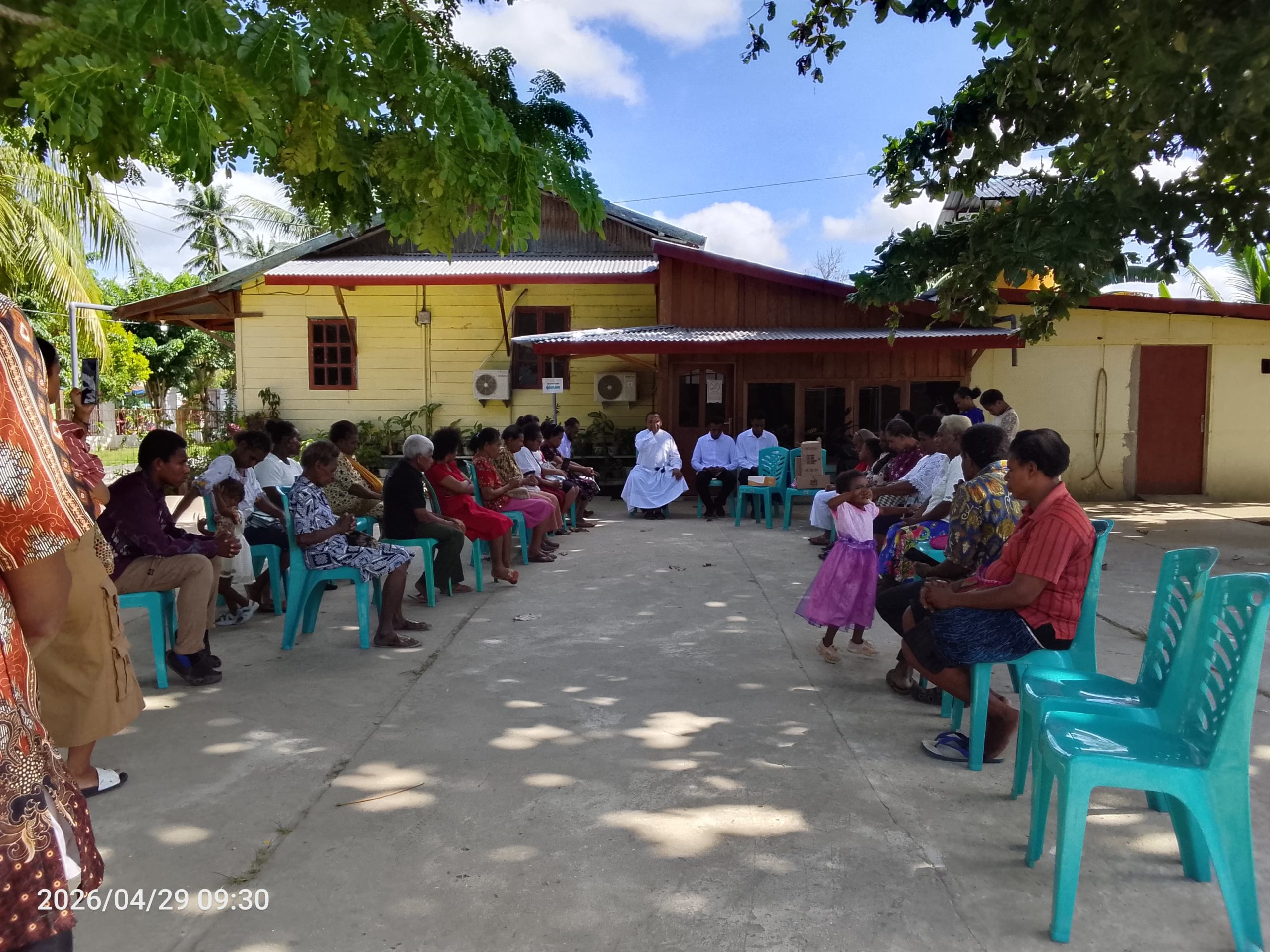 Syukuran bersama dengan keempat anak usai penerimaan sakramen ekaristi – Surya Papua/Frans Kobun