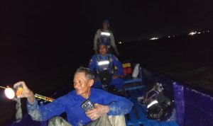 Anggota Satpolairud membawa pulang Sumadi ketika tersesat saat memancing – Surya Papua/IST