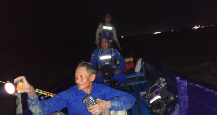 Anggota Satpolairud membawa pulang Sumadi ketika tersesat saat memancing – Surya Papua/IST