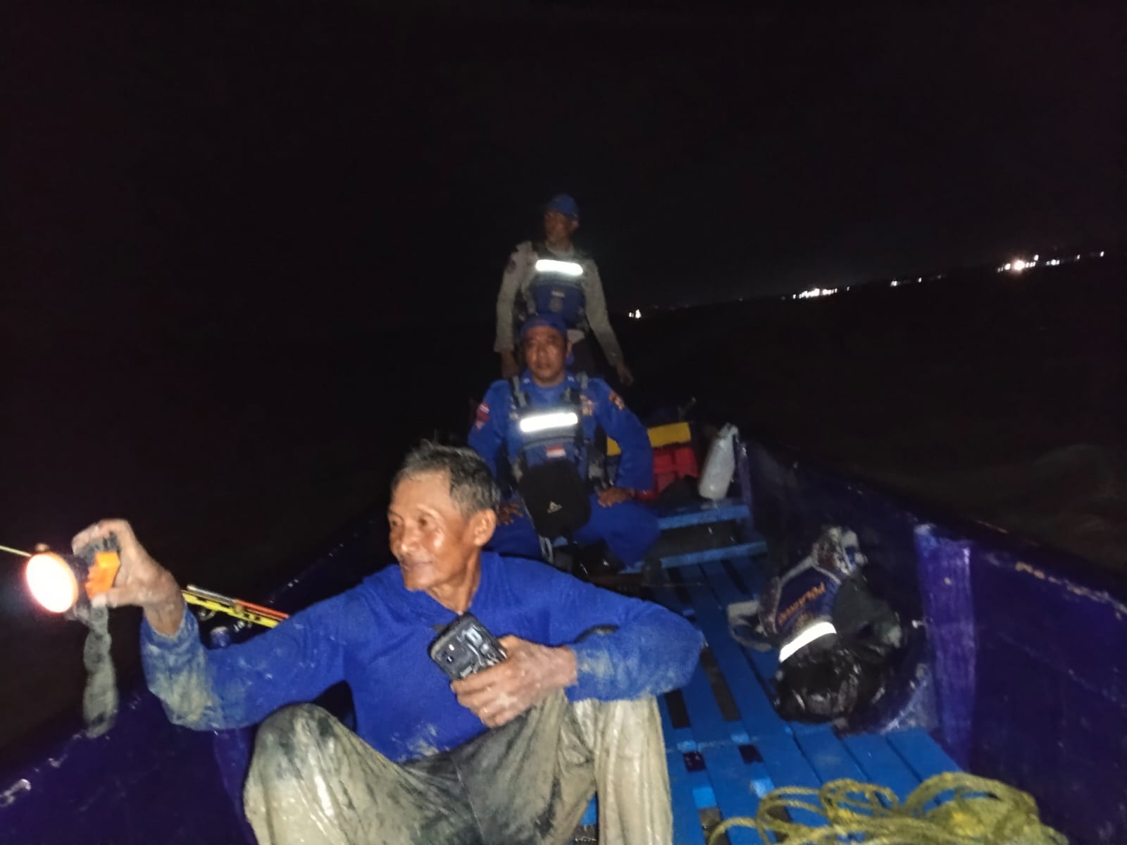 Anggota Satpolairud membawa pulang Sumadi ketika tersesat saat memancing – Surya Papua/IST