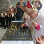Uskup Agung Merauke, Mgr Petrus Canisius Mandagi sedang menandatangani prasasti – Surya Papua/Frans Kobun