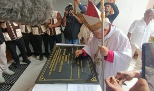 Uskup Agung Merauke, Mgr Petrus Canisius Mandagi sedang menandatangani prasasti – Surya Papua/Frans Kobun