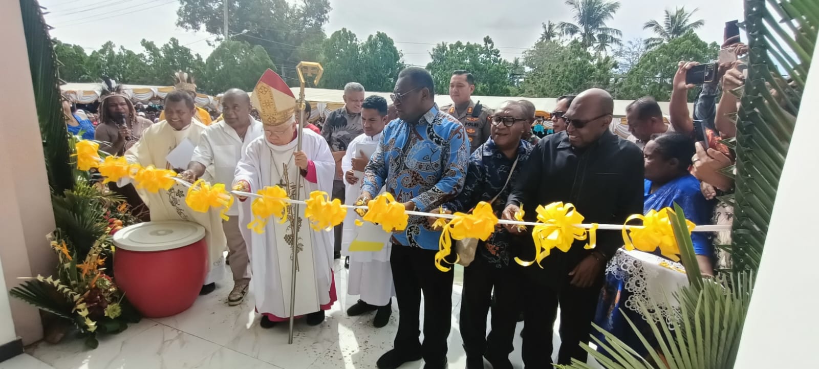 Pengguntingan pita oleh Uskup Mandagi serta seju,mlah pejabat lain termasuk Tokoh umat Merauke, Romanus Mbaraka – Surya Papua/Frans Kobun