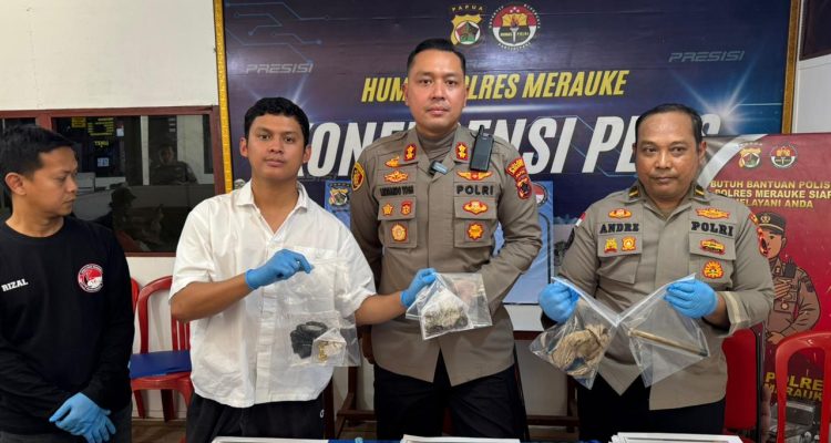 Barang bukti berupa ganja yang diamankan dari pelaku saat ditangkap di Jalan Raya Mandala-Merauke – Surya Papua/Frans Kobun