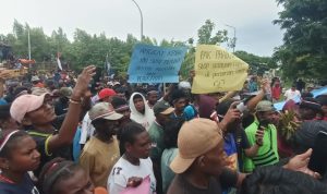 Seribuan nelayan yang memadati kantor Pelabuhan Perikanan Nusantara Merauke – Surya Papua/Frans Kobun