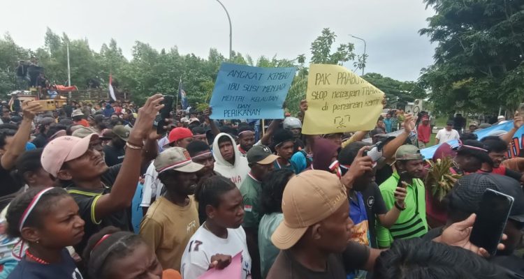 Seribuan nelayan yang memadati kantor Pelabuhan Perikanan Nusantara Merauke – Surya Papua/Frans Kobun