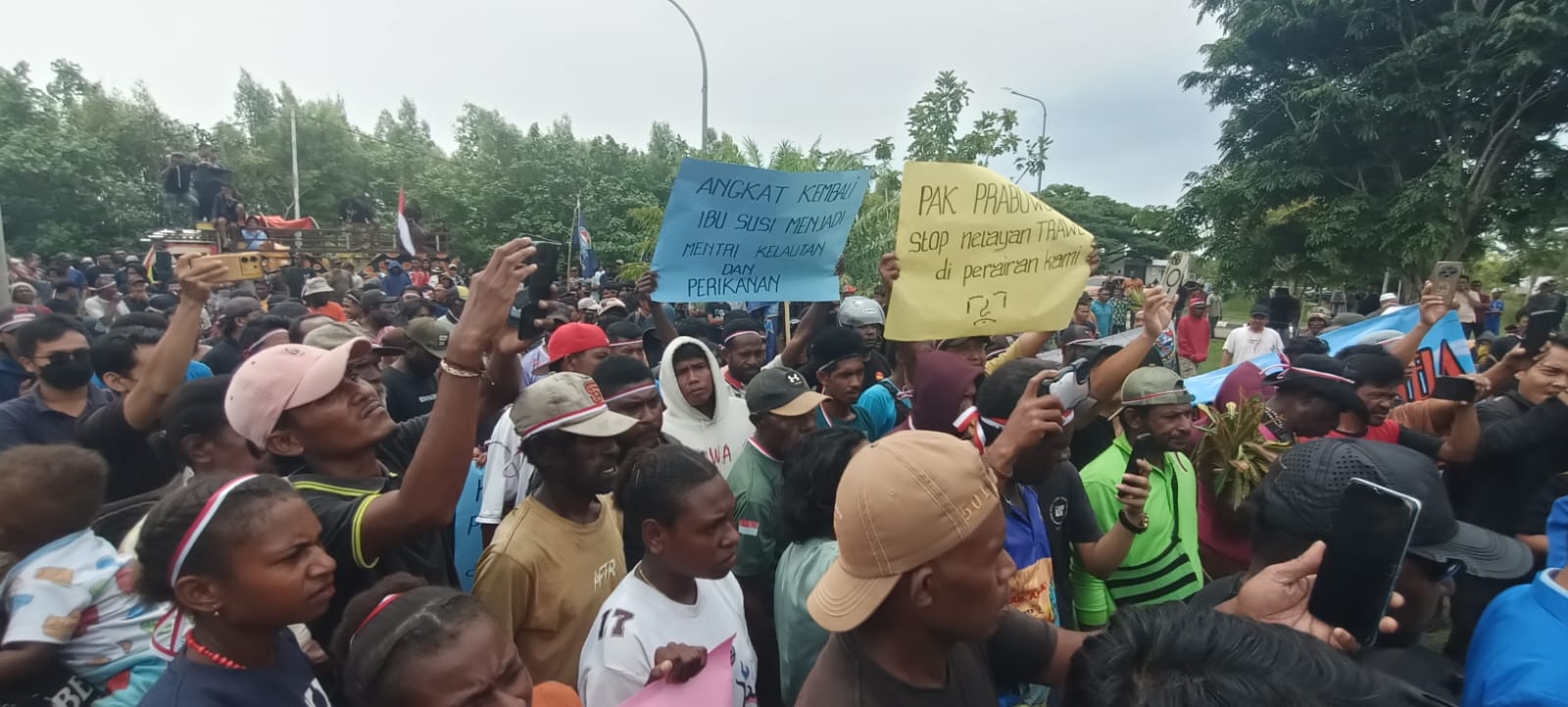 Seribuan nelayan yang memadati kantor Pelabuhan Perikanan Nusantara Merauke – Surya Papua/Frans Kobun