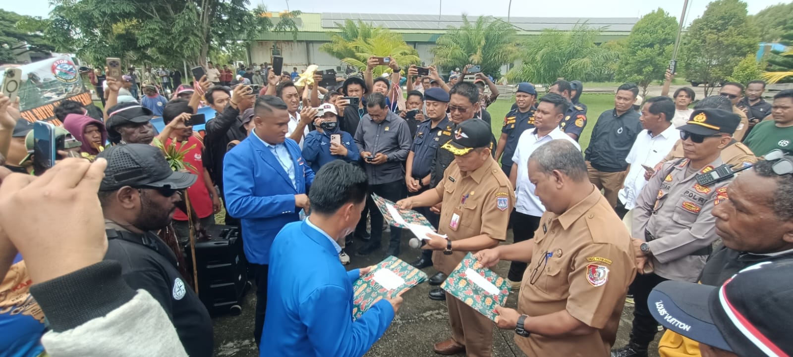 Petisi dari para nelayan yang sedang diserahkan kepada pejabat provinsi dan kabupaten – Surya Papua/Frans Kobun