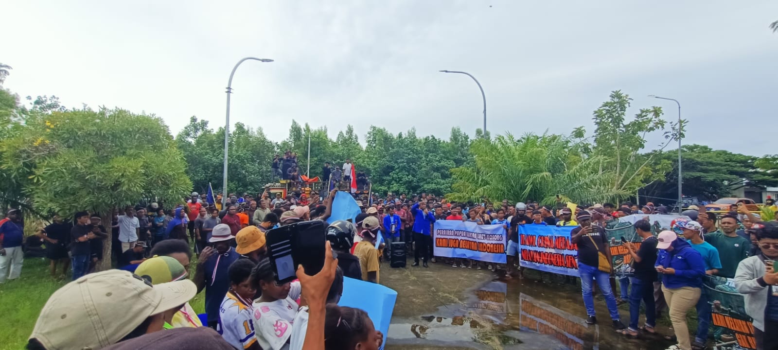 Spanduk-spanduk yang dibawa para nelayan dalam aksi demonstrasi tadi pagi – Surya Papua/Frans Kobun