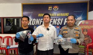 Kasatresnarkoba Polres Merauke bersama Kasi Humas Polres sedang menunjuk barang bukti sabu – Surya Papua/IST