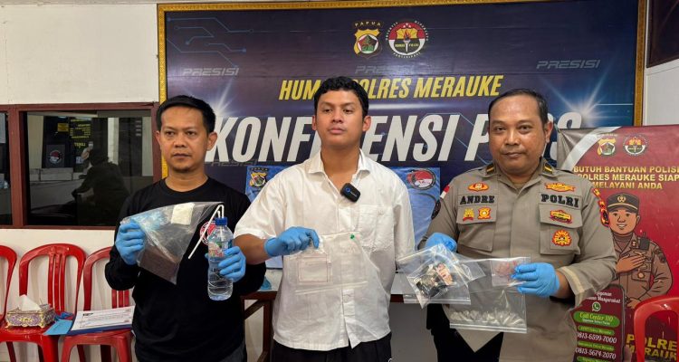 Kasatresnarkoba Polres Merauke bersama Kasi Humas Polres sedang menunjuk barang bukti sabu – Surya Papua/IST