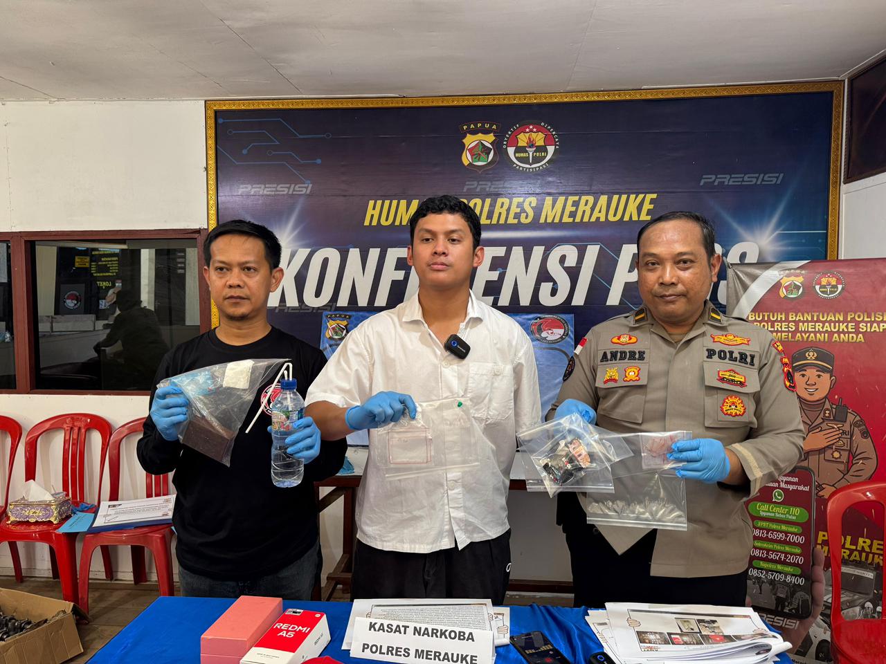 Kasatresnarkoba Polres Merauke bersama Kasi Humas Polres sedang menunjuk barang bukti sabu – Surya Papua/IST