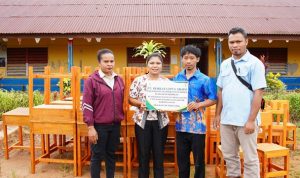 Bantuan meja dan kursi kepada dua SD oleh PT BCA – Surya Papua/IST