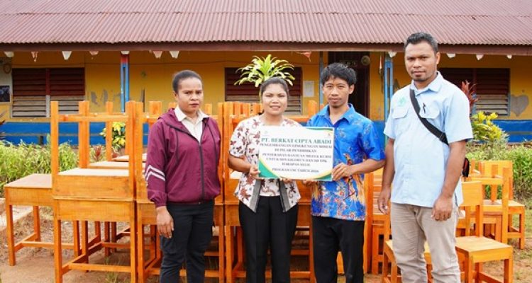 Bantuan meja dan kursi kepada dua SD oleh PT BCA – Surya Papua/IST