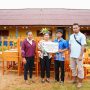 Bantuan meja dan kursi kepada dua SD oleh PT BCA – Surya Papua/IST