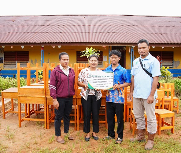 Bantuan meja dan kursi kepada dua SD oleh PT BCA – Surya Papua/IST