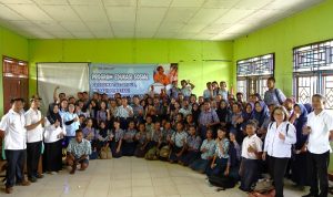 Foto bersama para guru dan TSE Group usai kegiatan belajar mengajar – Surya Papua/IST