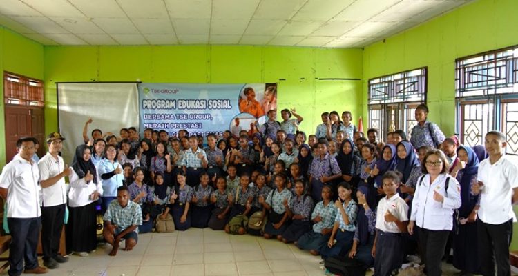 Foto bersama para guru dan TSE Group usai kegiatan belajar mengajar – Surya Papua/IST