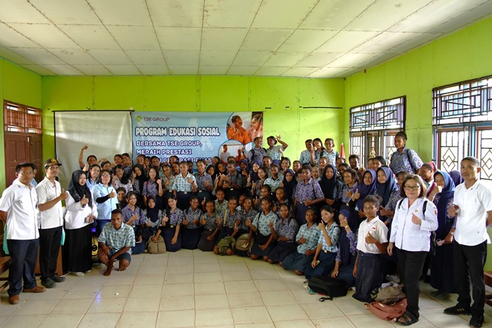 Foto bersama para guru dan TSE Group usai kegiatan belajar mengajar – Surya Papua/IST