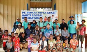 Foto bersama masyarakat Kampung Selil usai kegiatan pengobatan gratis – Surya Papua/IST