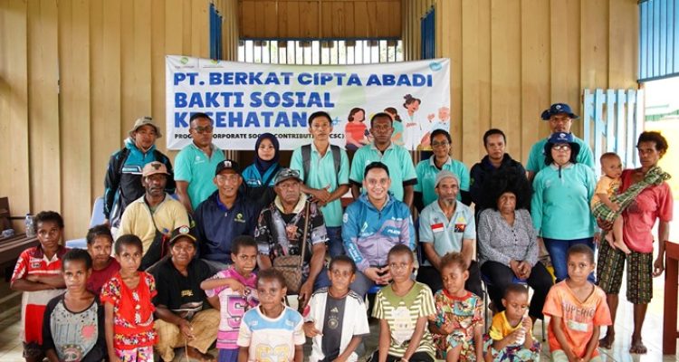 Foto bersama masyarakat Kampung Selil usai kegiatan pengobatan gratis – Surya Papua/IST