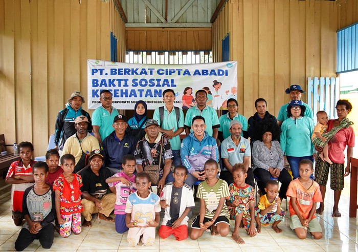 Foto bersama masyarakat Kampung Selil usai kegiatan pengobatan gratis – Surya Papua/IST