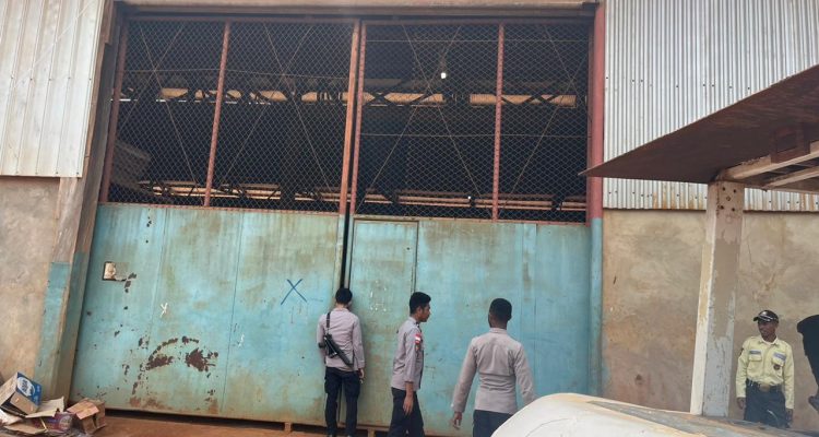 Anggota dari Polres Merauke sedang melakukan pengamanan di wilayah kerja PT Dongin Prabhawa – Surya Papua/IST
