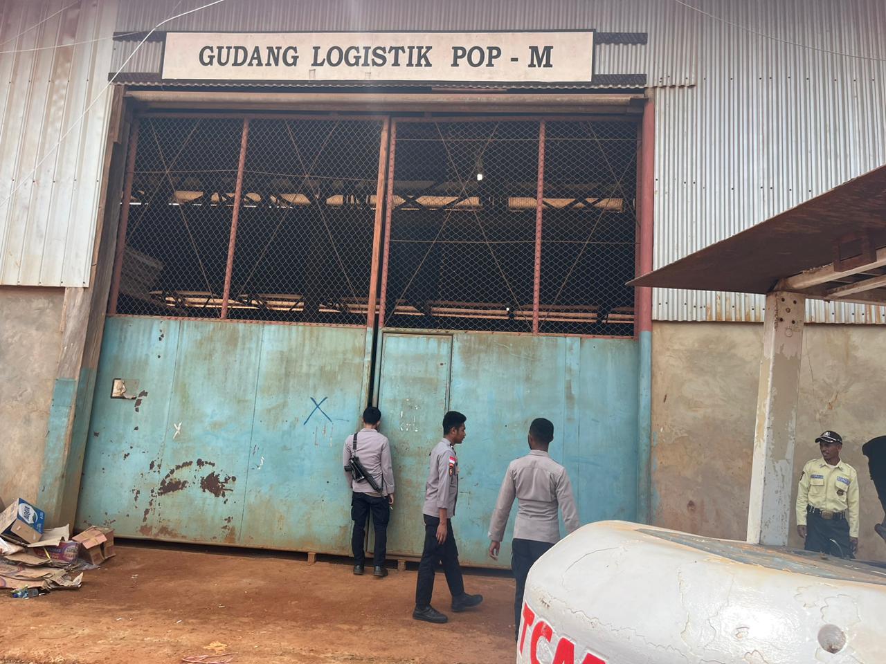 Anggota dari Polres Merauke sedang melakukan pengamanan di wilayah kerja PT Dongin Prabhawa – Surya Papua/IST