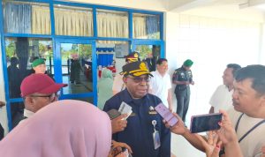 Sekda Papua Selatan, Ferdinandus Kainakaimu berikan keterangan pers kepada sejumlah wartawan – Surya Papua/IST