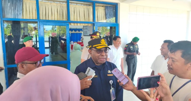 Sekda Papua Selatan, Ferdinandus Kainakaimu berikan keterangan pers kepada sejumlah wartawan – Surya Papua/IST