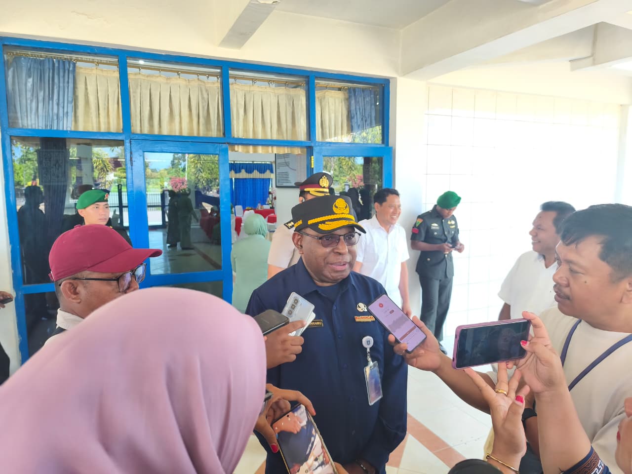 Sekda Papua Selatan, Ferdinandus Kainakaimu berikan keterangan pers kepada sejumlah wartawan – Surya Papua/IST