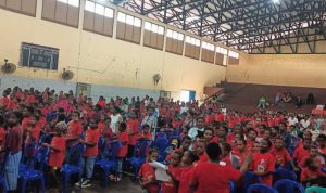 Ratusan anak Bevak Pintar sedang mengikuti Paskah bersama di GOR Hiad Sai – Surya Papua/Frans Kobun