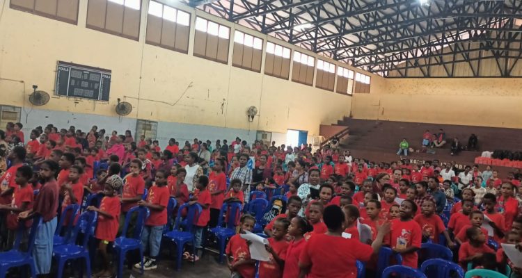 Ratusan anak Bevak Pintar sedang mengikuti Paskah bersama di GOR Hiad Sai – Surya Papua/Frans Kobun