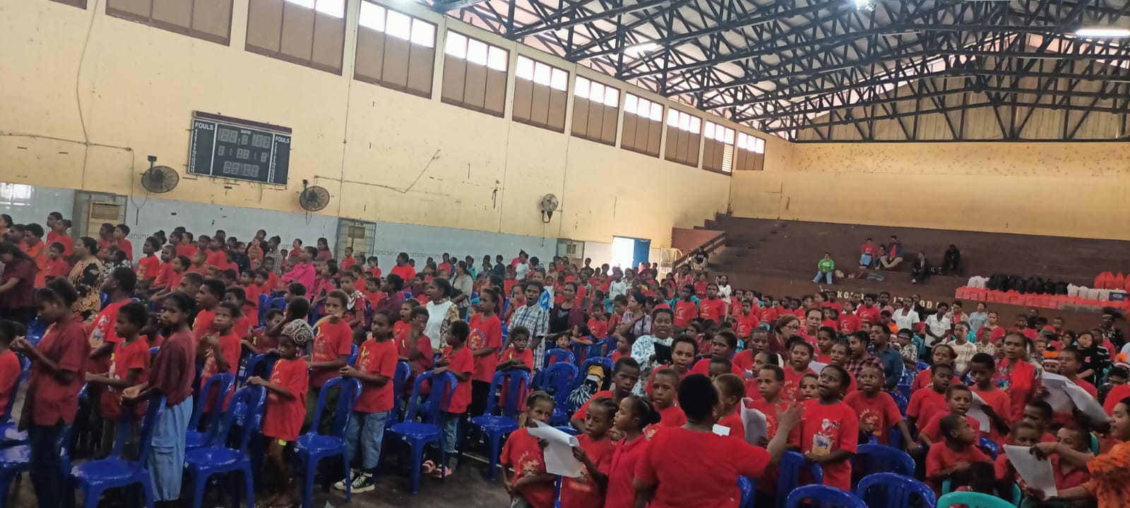 Ratusan anak Bevak Pintar sedang mengikuti Paskah bersama di GOR Hiad Sai – Surya Papua/Frans Kobun