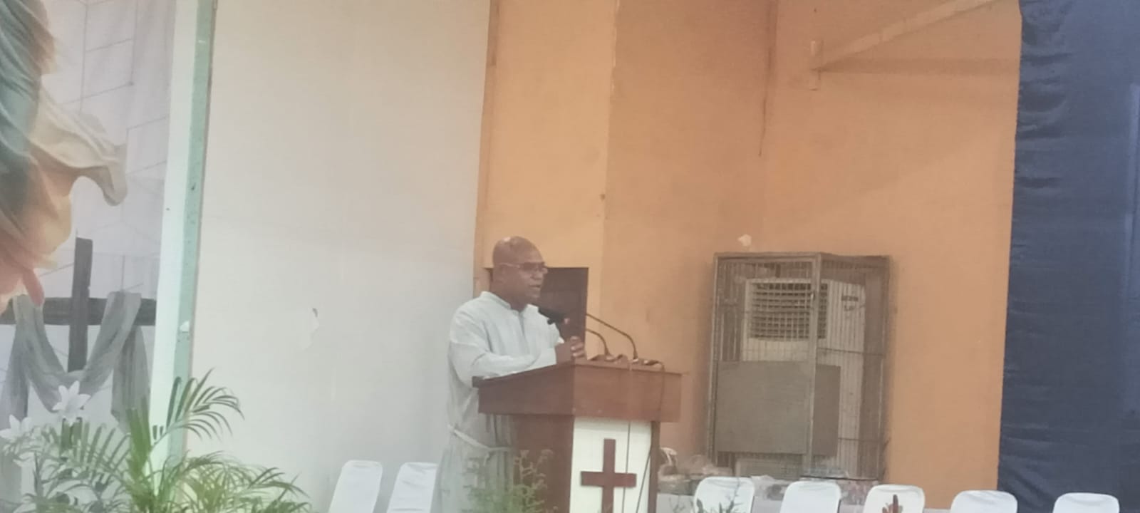 Bruder Yohanes Kedang, MTB sedang berikan sambutan pada Paskah Bersama tadi pagi – Surya Papua/Frans Kobun
