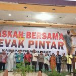 Ketua Tim Penggerak PKK Kabupaten Merauke, Ny. Nova Gebze foto bersama para pejabat serta Pendiri Bevak Pintar – Surya Papua/Frans Kobun