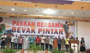 Ketua Tim Penggerak PKK Kabupaten Merauke, Ny. Nova Gebze foto bersama para pejabat serta Pendiri Bevak Pintar – Surya Papua/Frans Kobun