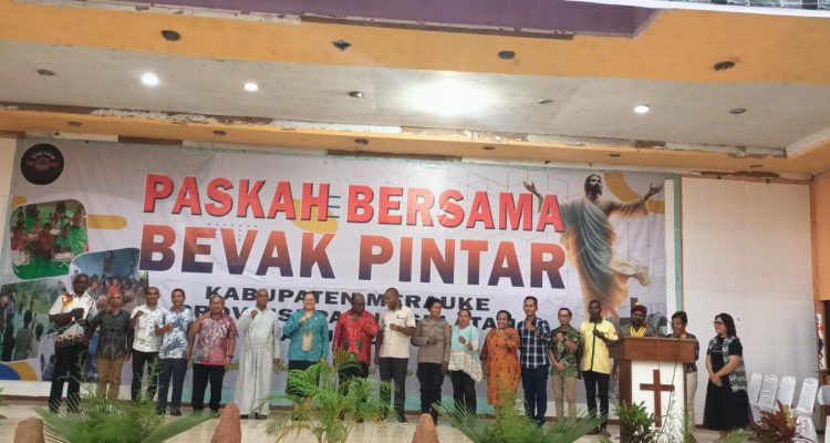 Ketua Tim Penggerak PKK Kabupaten Merauke, Ny. Nova Gebze foto bersama para pejabat serta Pendiri Bevak Pintar – Surya Papua/Frans Kobun