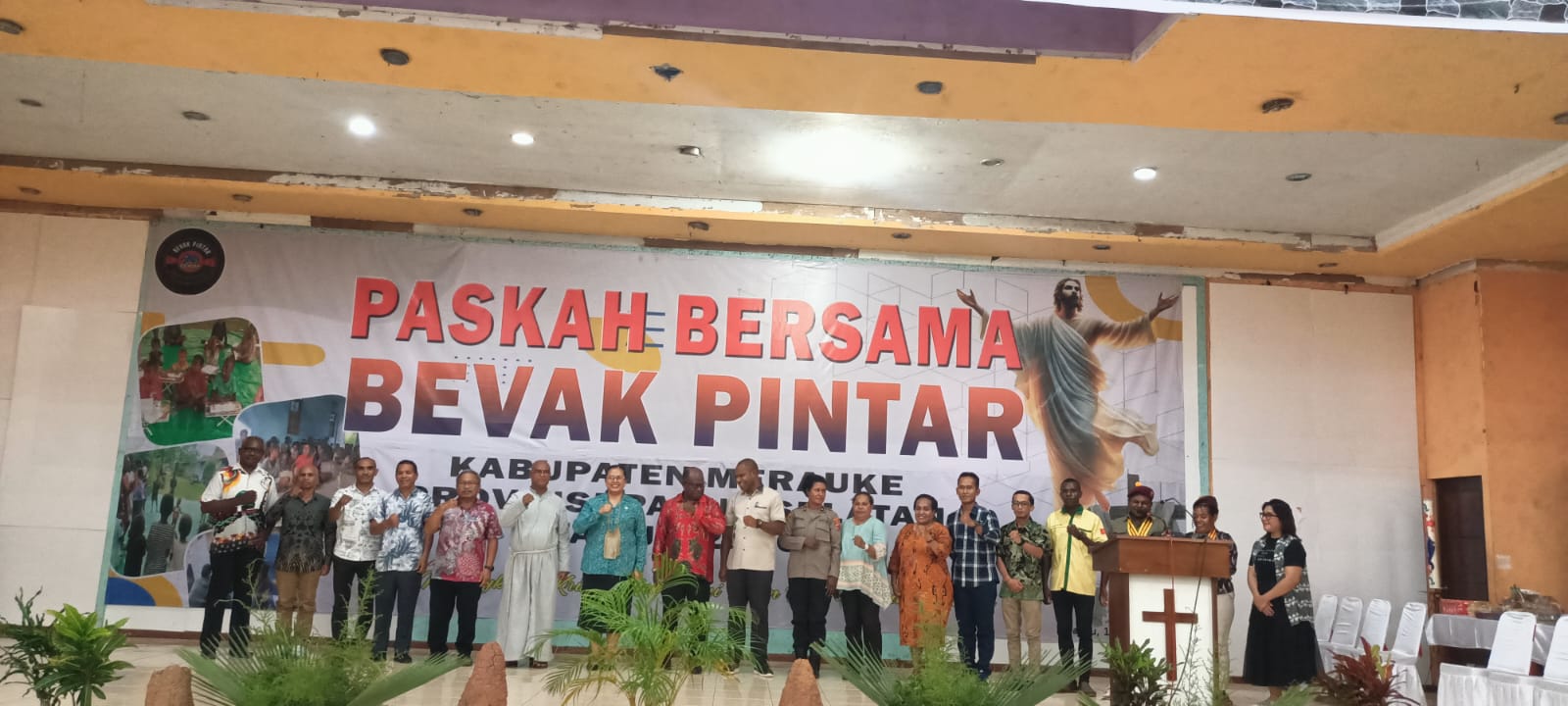 Ketua Tim Penggerak PKK Kabupaten Merauke, Ny. Nova Gebze foto bersama para pejabat serta Pendiri Bevak Pintar – Surya Papua/Frans Kobun