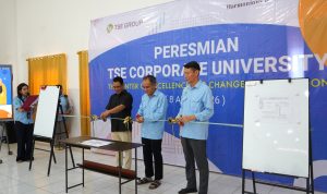 Pengguntingan pita sekaligus meluncurkan TSE Corporate University – Surya Papua/IST