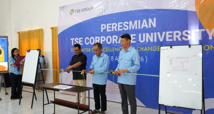 Pengguntingan pita sekaligus meluncurkan TSE Corporate University – Surya Papua/IST